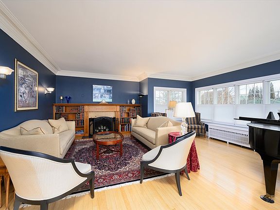 3rd image of 1039 N Oak Park Ave