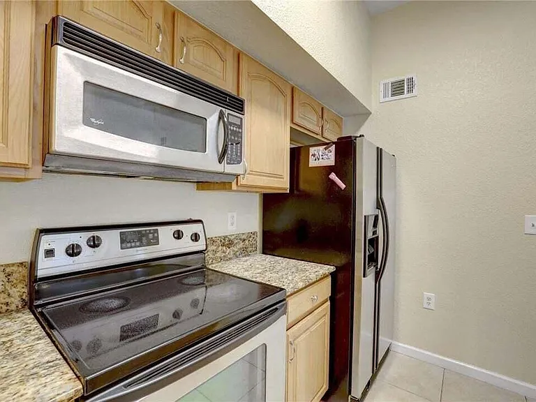 231 SW Palm Dr #207 — Photo 7