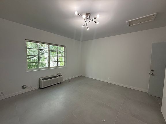 4th image of 2843 Sheridan Ave #9