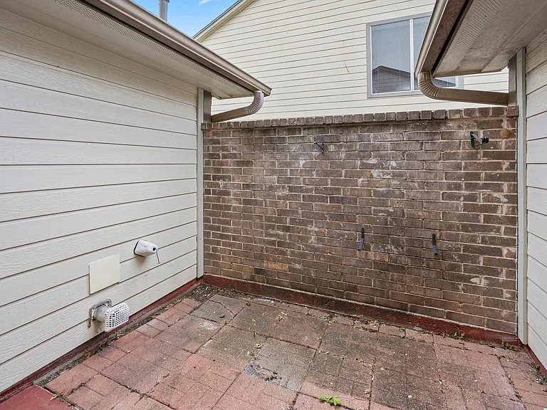 1915 Creek Valley Ln — Photo 12