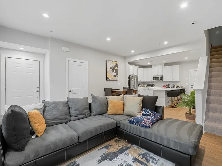 707 Thomas Ln #A — Photo 7