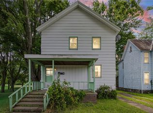 28 Franklin St, Lyons, NY 14489
