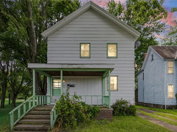 28 Franklin St, Lyons, NY 14489