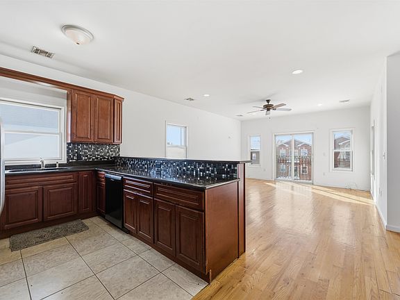 4th image of 54 Laidlaw Ave #2