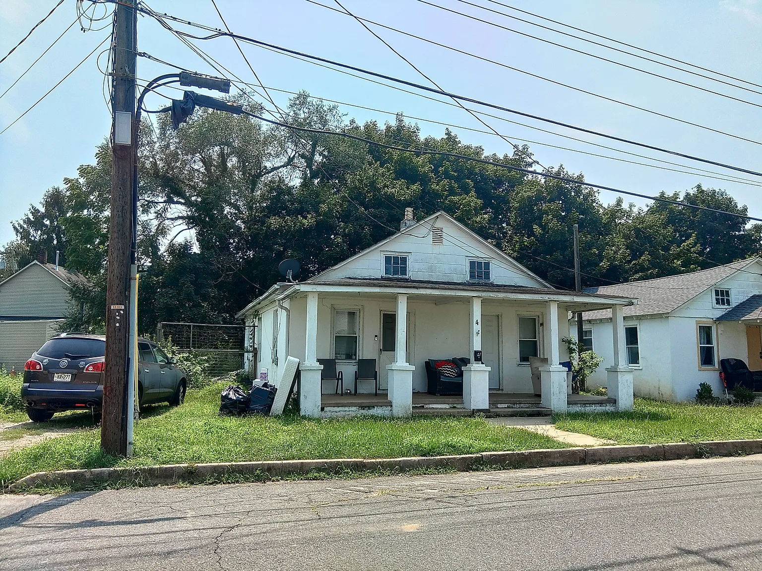 3 bed, 1.5 bath, 1200 sqft, $2,400 — Photo 2