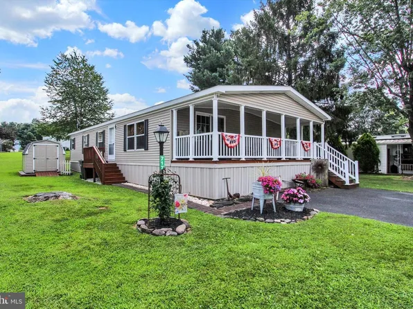 717 Lake Dr, Mount Wolf, PA 17347