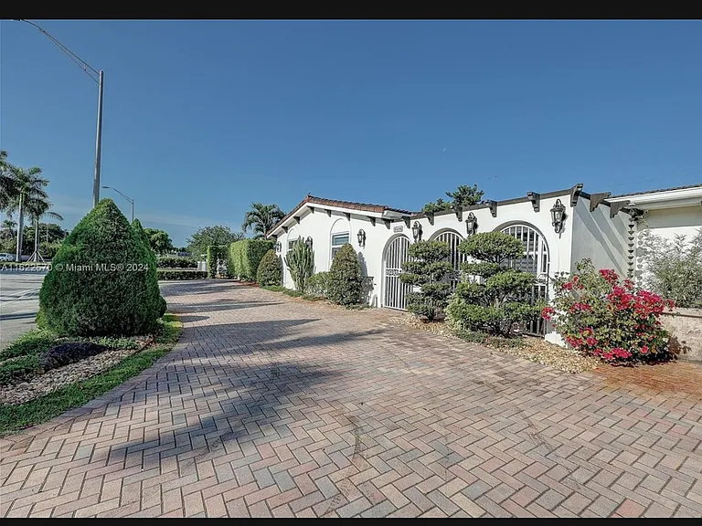 8520 SW 87th Ave — Photo 3