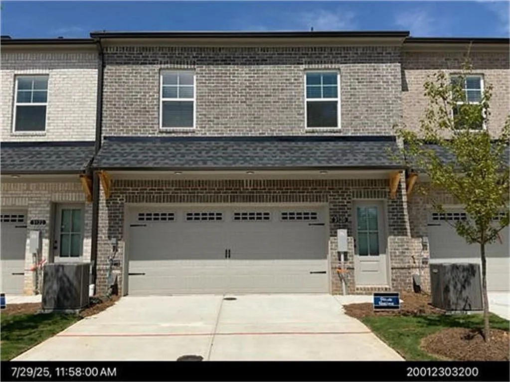3 bed, 2.5 bath, 1960 sqft, $2,900 — Photo 2
