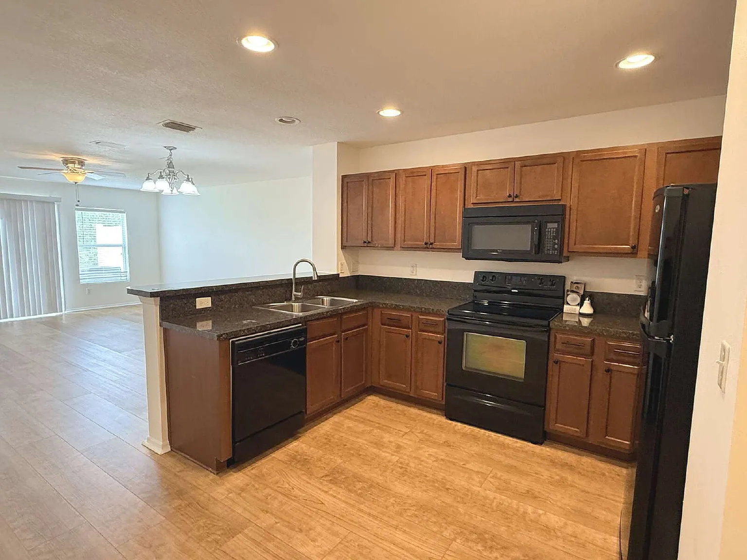 2 bed, 2.5 bath, 1304 sqft, $1,695 — Photo 3