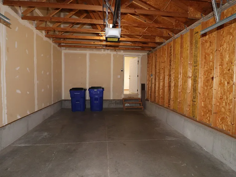 2120 Thompson Dr — Photo 15