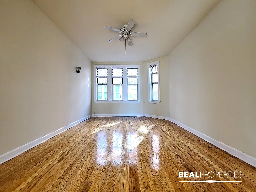 550-60 W Aldine Ave — Photo 4