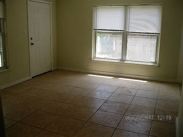 3 bed 1 bath — Photo 2