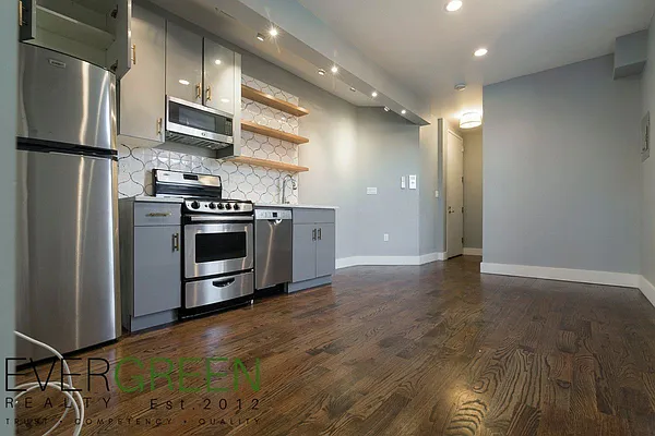 Rented by Evergreen Apartments BK | media 10