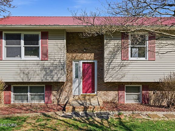 3rd image of 905 S Sherbrooke Cir