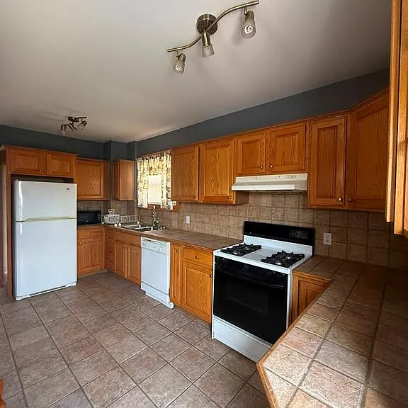 1058 Moy Ave — Photo 8