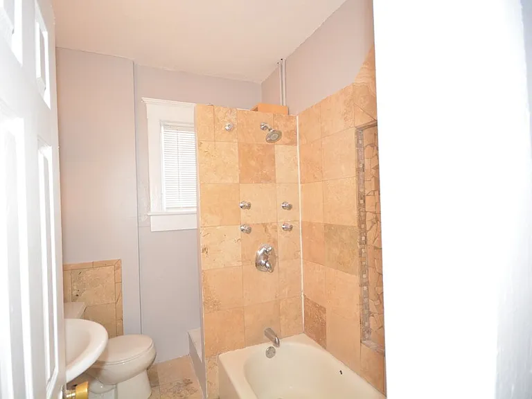 536 E Waldburg St #B — Photo 8