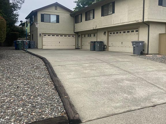 Community/shared driveway to 2 car garages