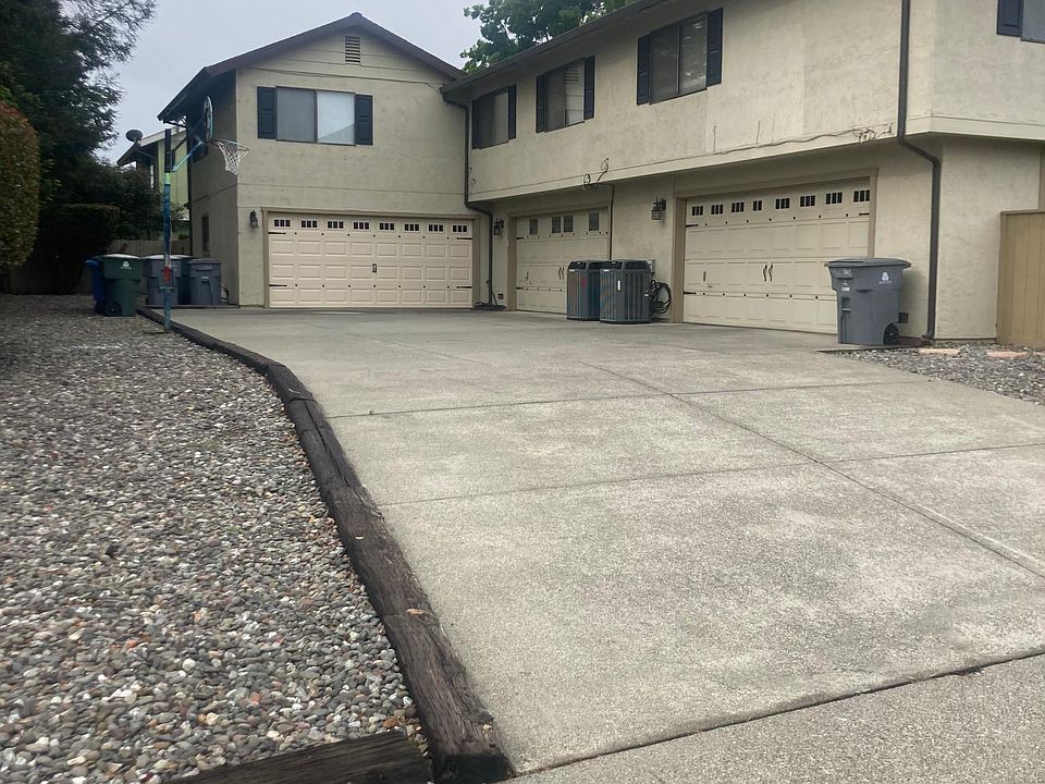 Community/shared driveway to 2 car garages