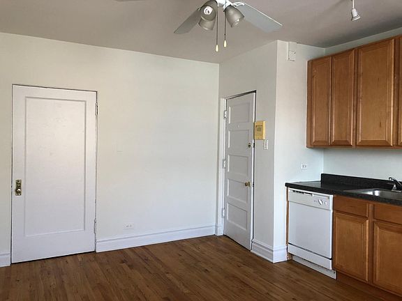 2nd image of 4121 N Kenmore Ave #112