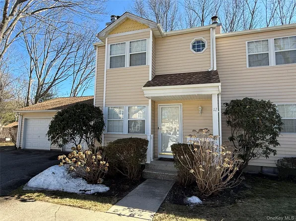 12 Paine Cmns, Yaphank, NY 11980