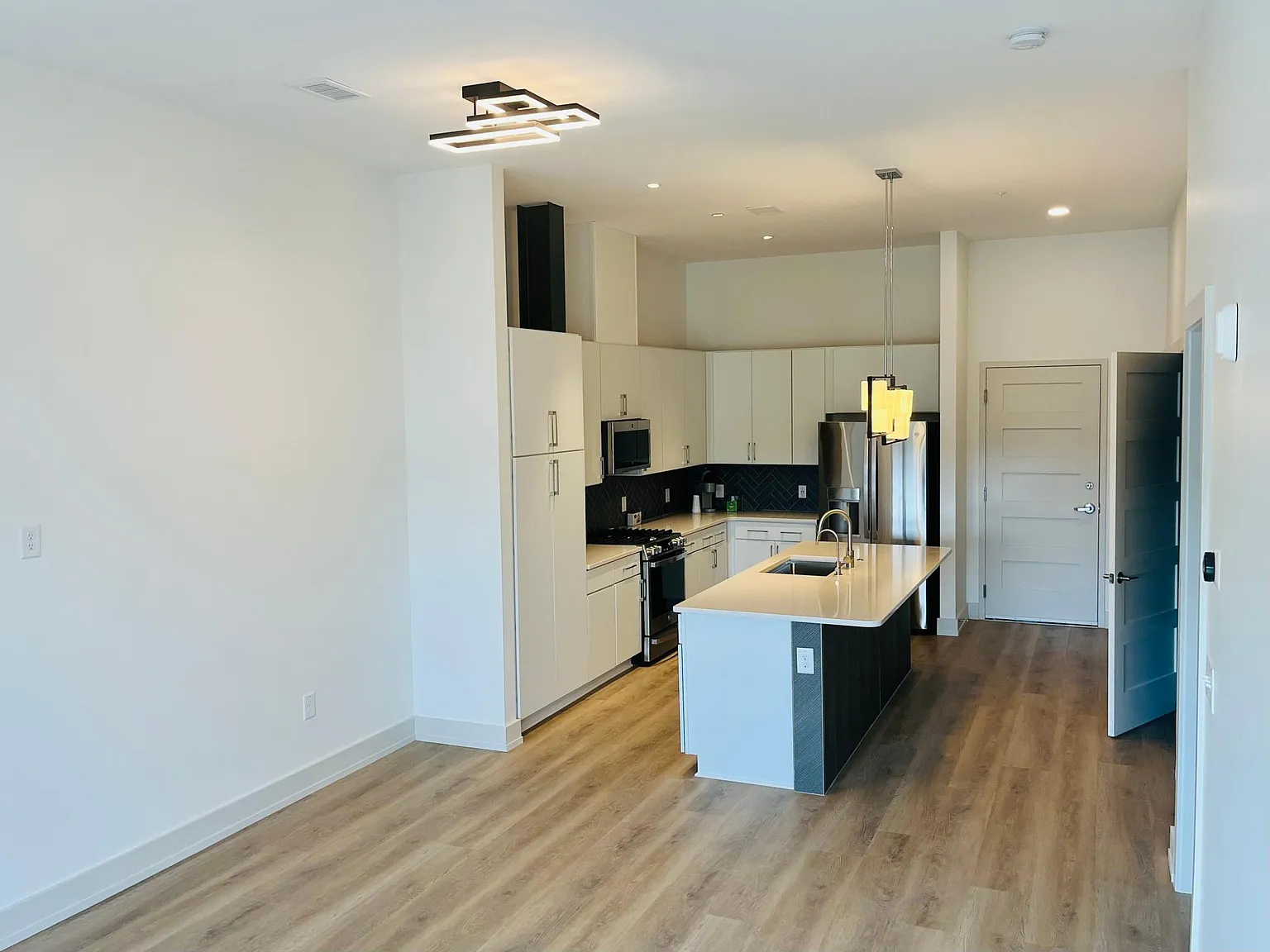 1 bed, 818 sqft, $1,495 — Photo 1
