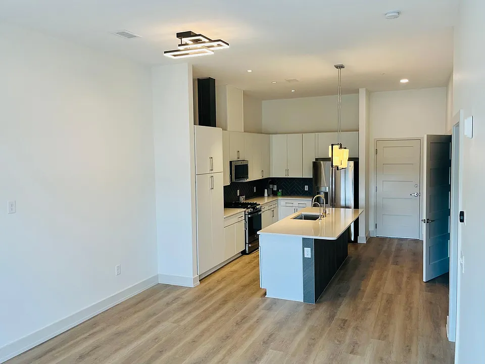 120 Mosaic Blvd #304