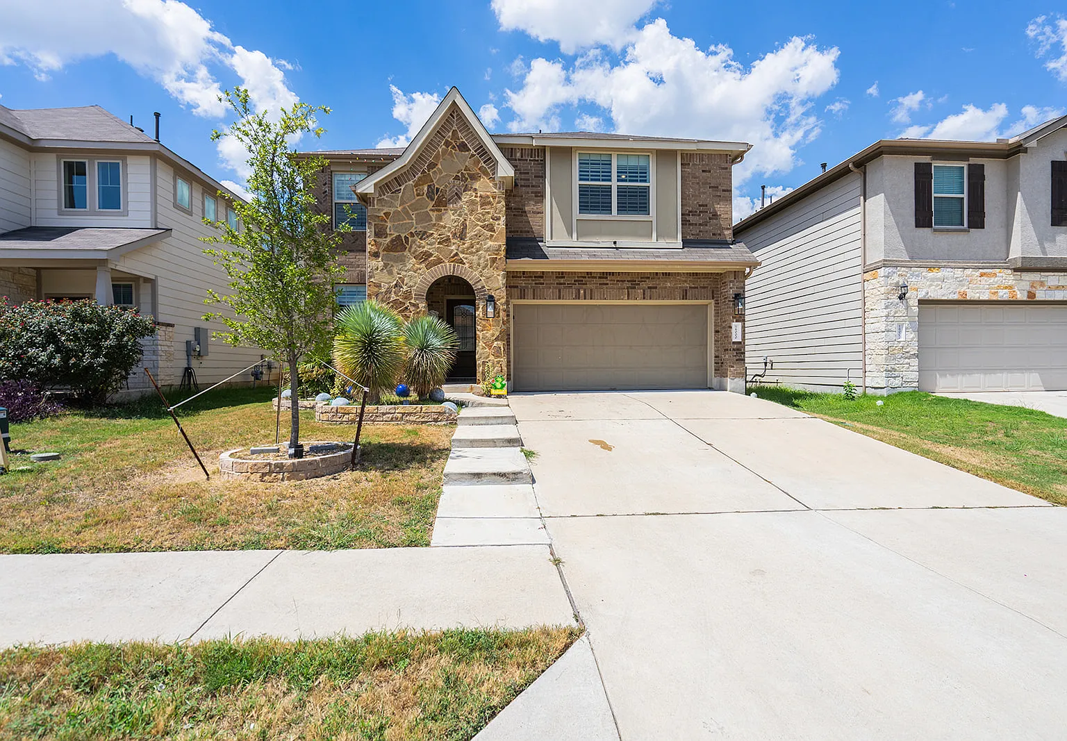 4 bed, 2.5 bath, 2498 sqft, $5,578 — Photo 2