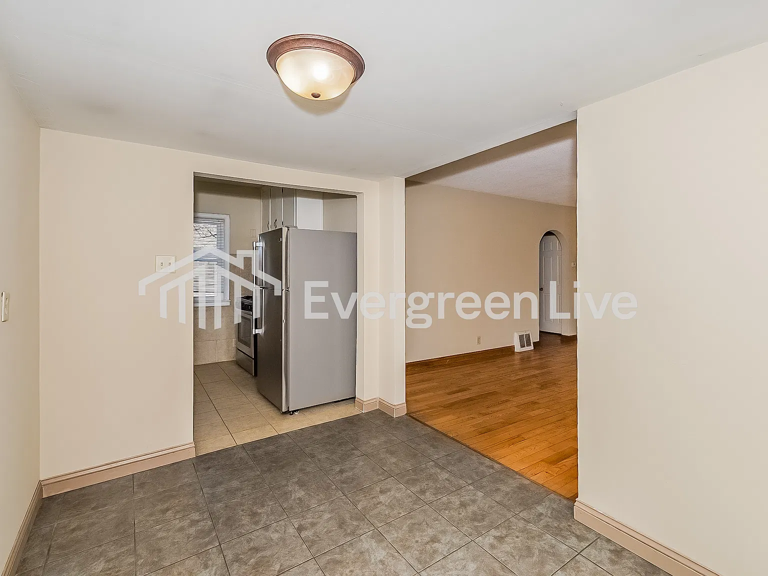 3 bed, 1.0 bath, 996 sqft, $1,945 — Photo 2
