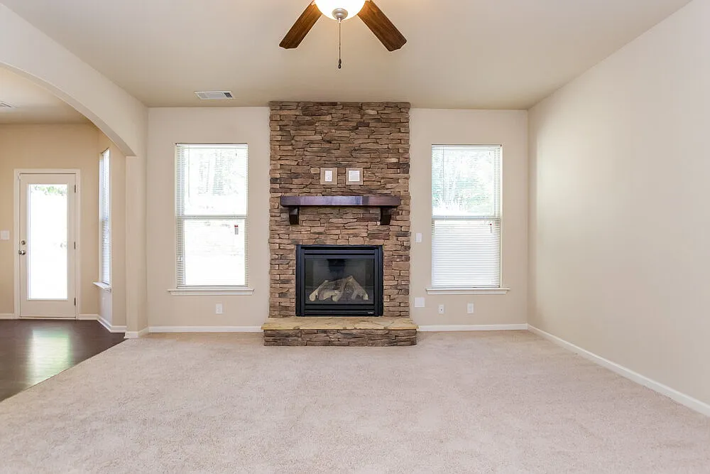 4 bed, 2.0 bath, 2200 sqft, $4,380 — Photo 3