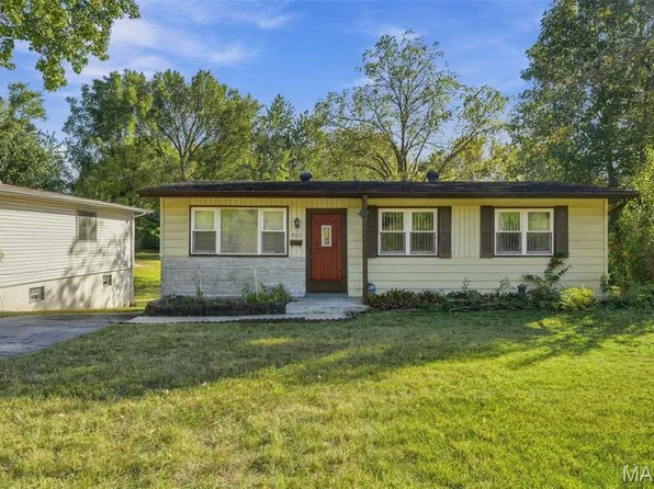 486 Scenic Dr, Saint Louis, MO 63137