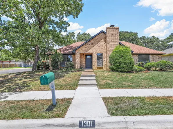 1301 Storm Dr, Bedford, TX 76022