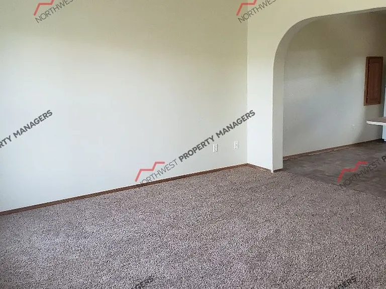 1910 Ahlers Ave — Photo 3