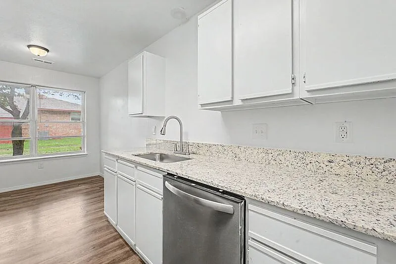 2 bed, 1.0 bath, 1065 sqft, $950 — Photo 2