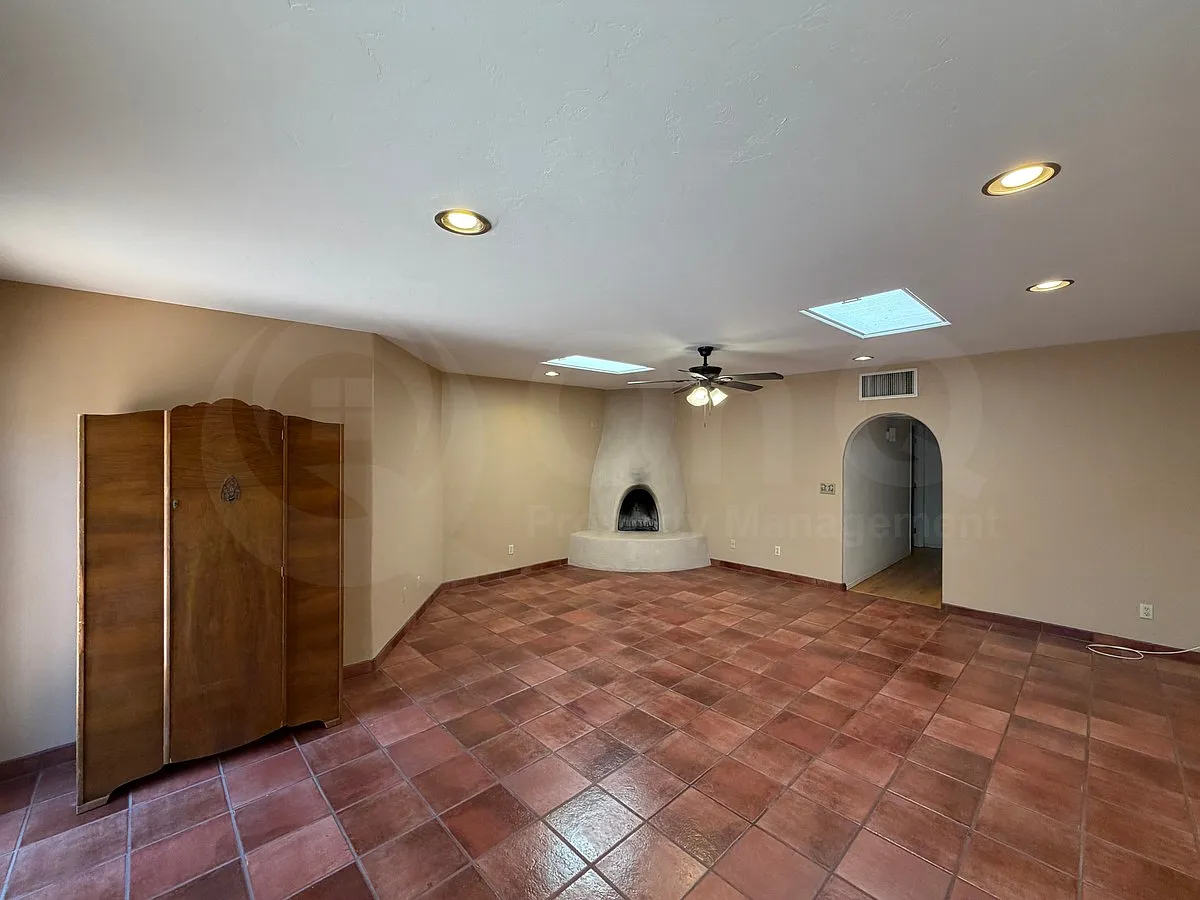 4 bed, 2.5 bath, 2306 sqft, $2,099 — Photo 2