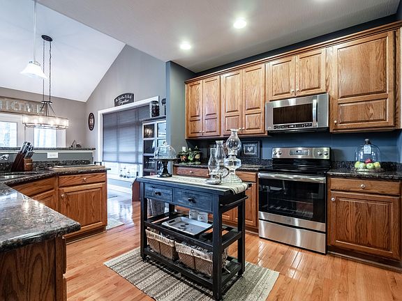 4th image of 7449 Broxton Ln