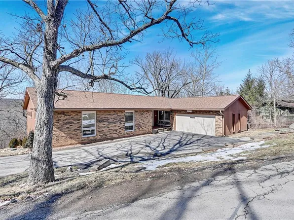 704 Lake Forest Dr, Bonner Springs, KS 66012