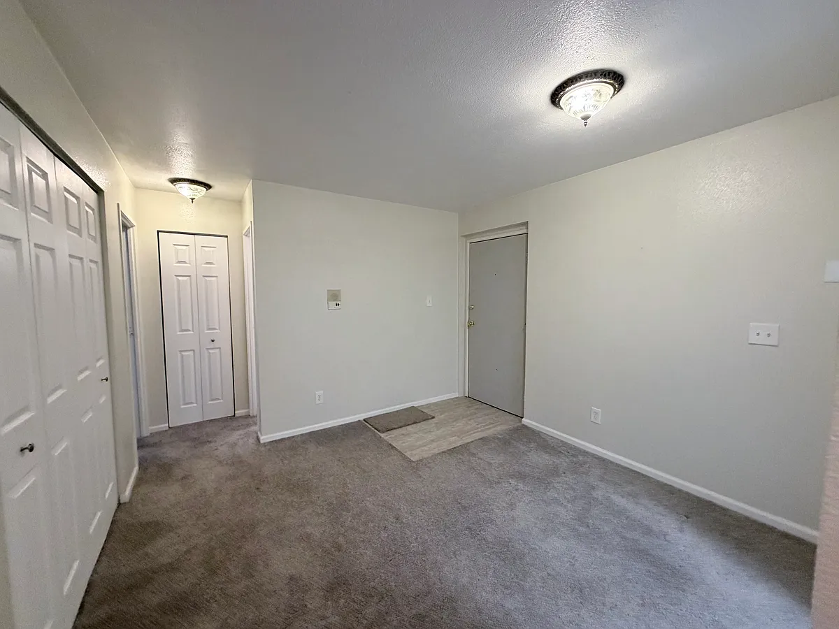 Building Photo - 1150 Golden Cir #111