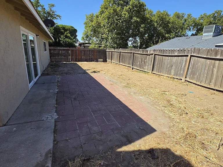 565 Acacia Ave — Photo 12