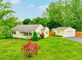 160 Iroquois St, Webster, NY 14580