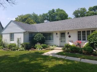 7851 N Links Cir, Fox Pt, WI 53217