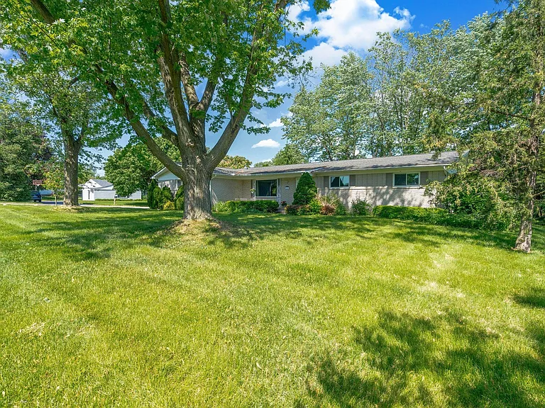2611 Colby Dr — Photo 3