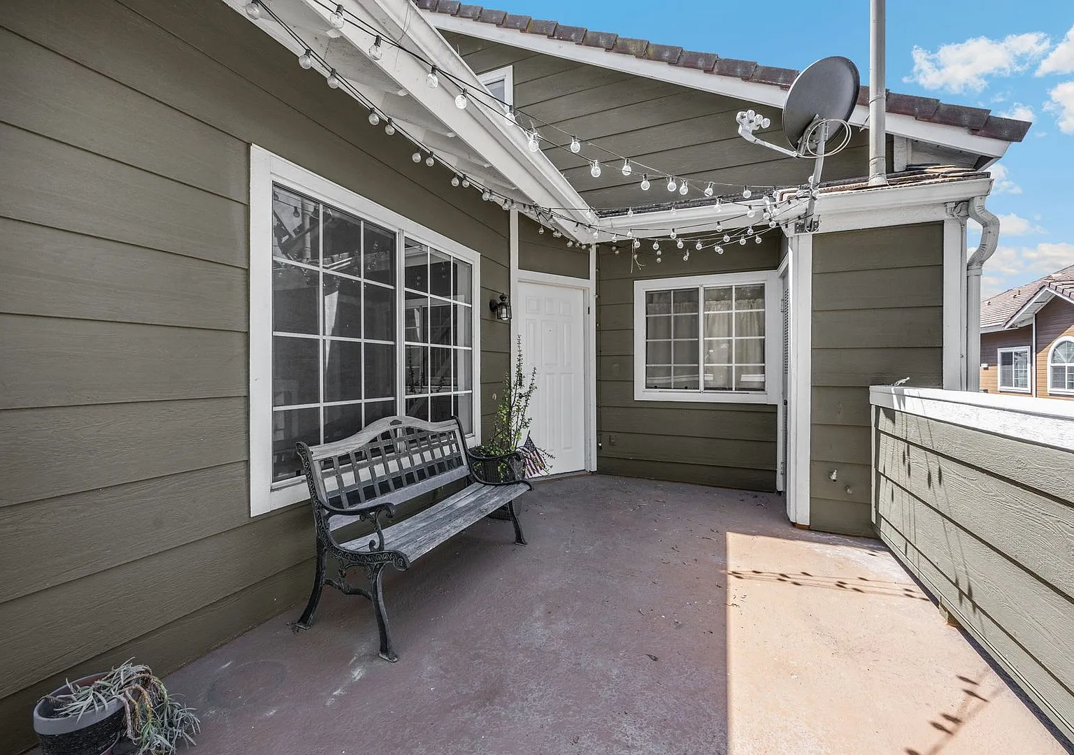 Spacious upper-level 2-bedroom, 2-bath condo featuring a private balcony/patio & upper loft — Photo 3