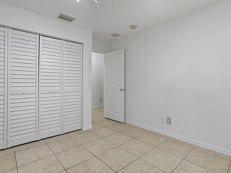 330 SW 2nd Ave #3 — Photo 29