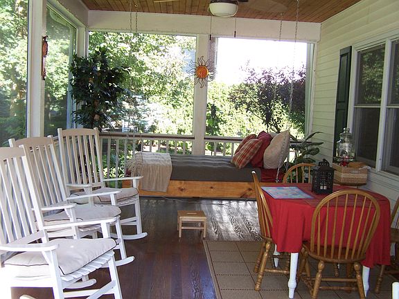 Enclosed (screened-in) porch