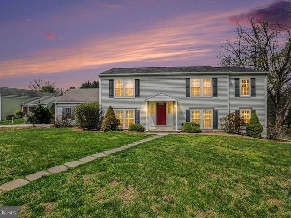 221 Lamp Post Ln, Hershey, PA 17033