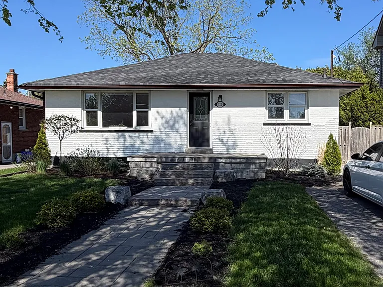 111 Riverside Dr N — Photo 1