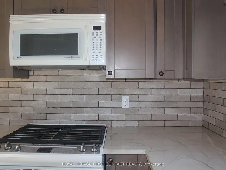 16 Rosenfeld Dr — Photo 7