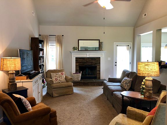 Living room, vaulted ceiling