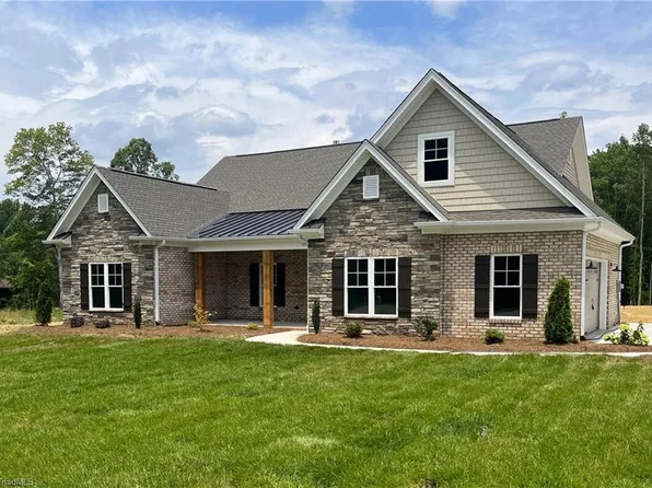 171 Golf Course Rd, Pilot Mountain, NC 27041