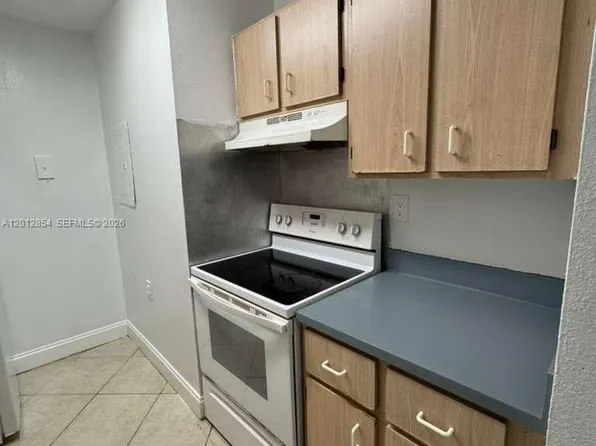 1201 Lake Victoria Dr APT V, West Palm Beach, FL 33411